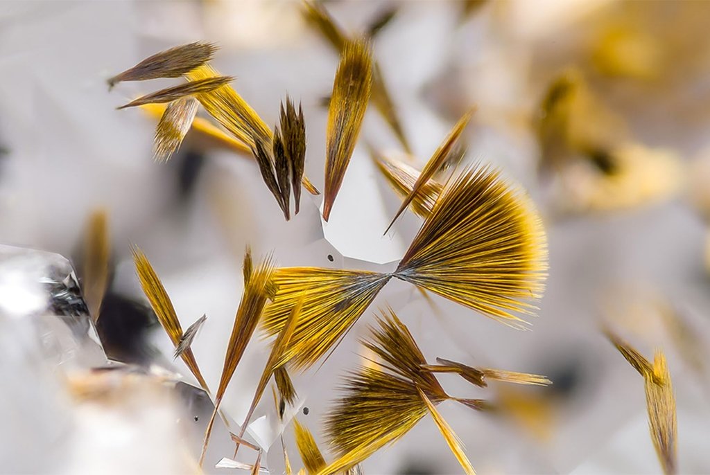 Игольчатые кристаллы гетита (оксид железа) на кварце из шахты Marmoraton. Онтарио, Канада.  Фото Michael Bainbridge(...из интернета)  