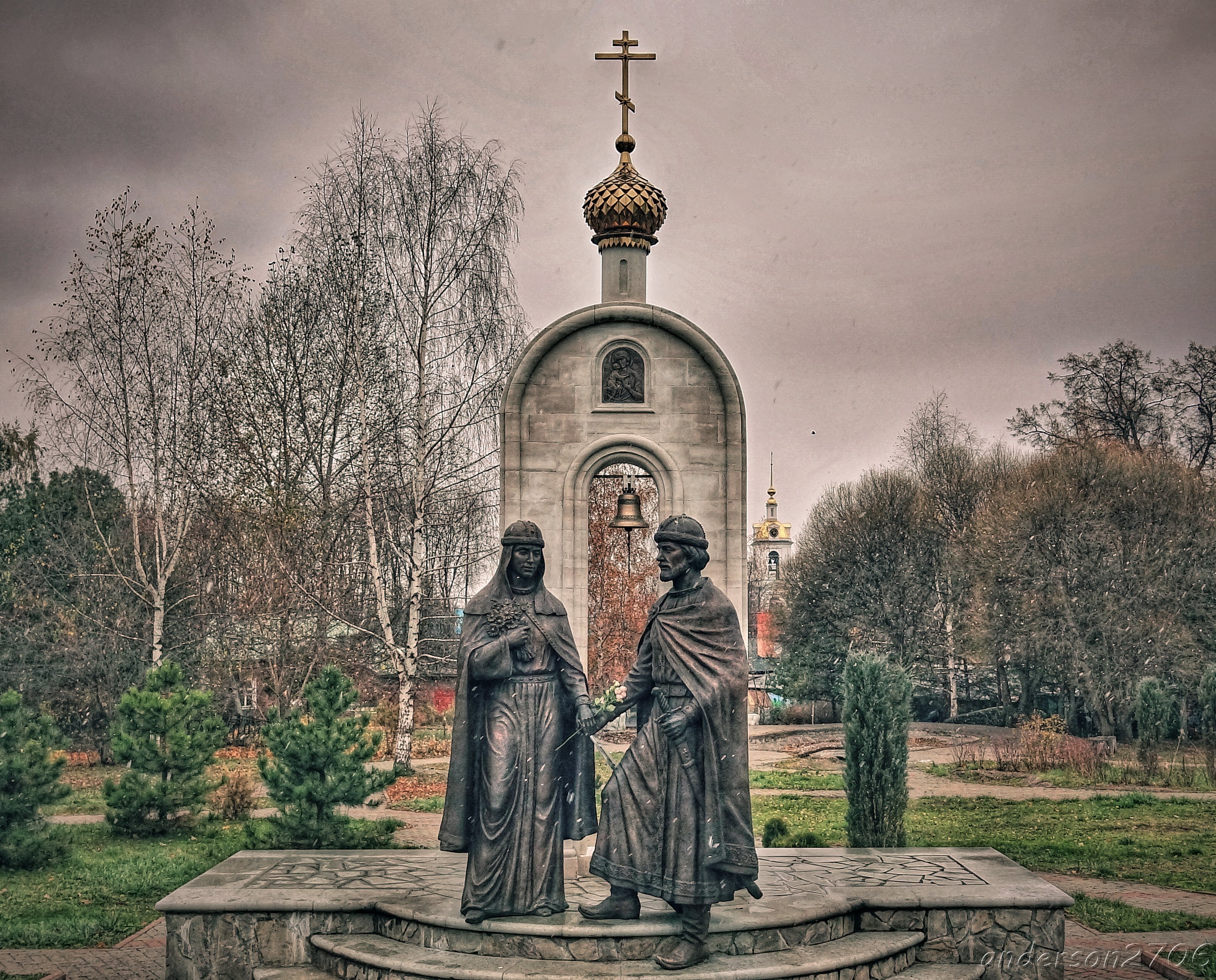 Памятник февронии в муроме. Памятник Петру и Февронии в Муроме. Памятник Петру и Февронии в Дмитрове.