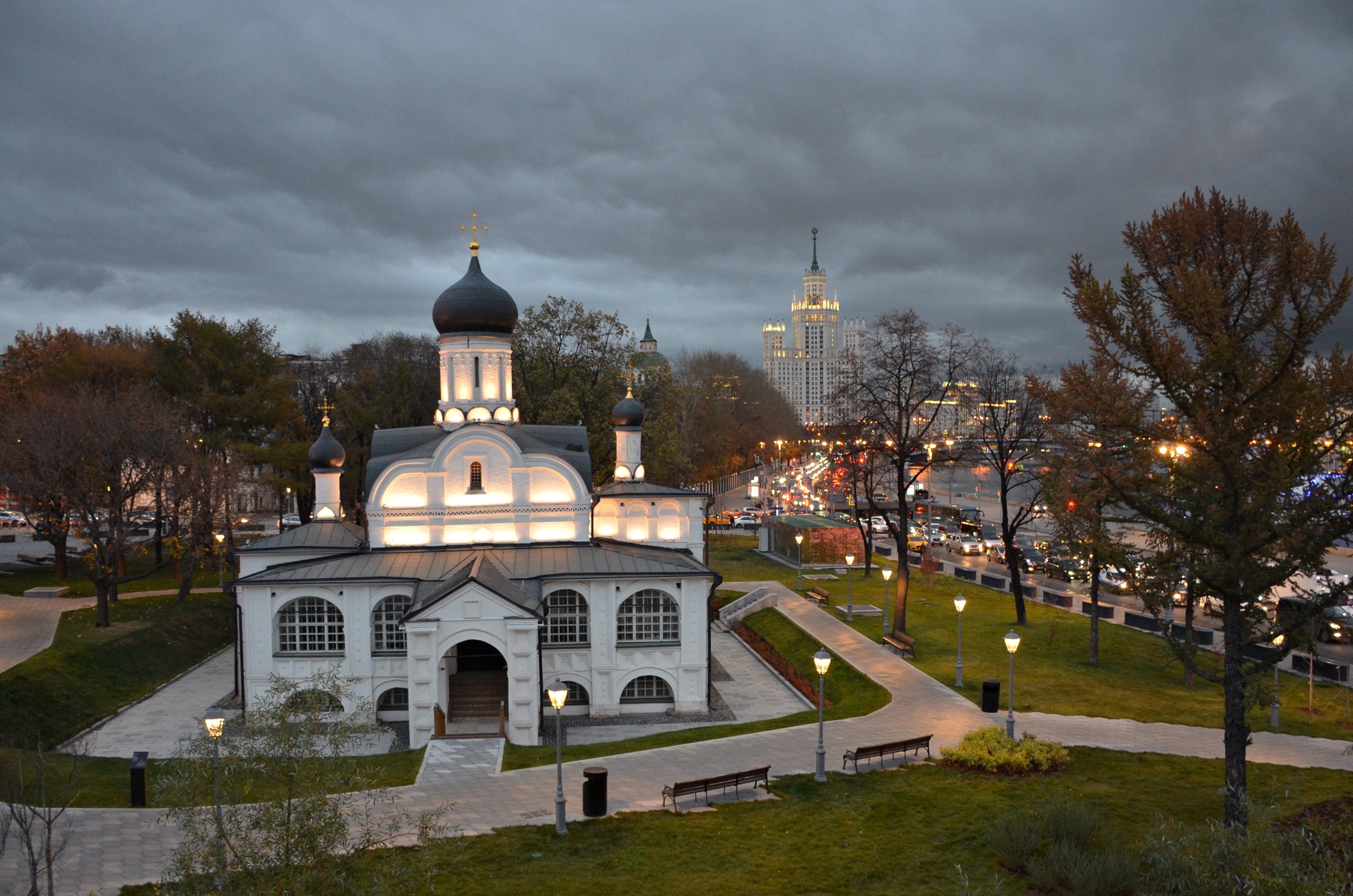 Парк Зарядье церкви