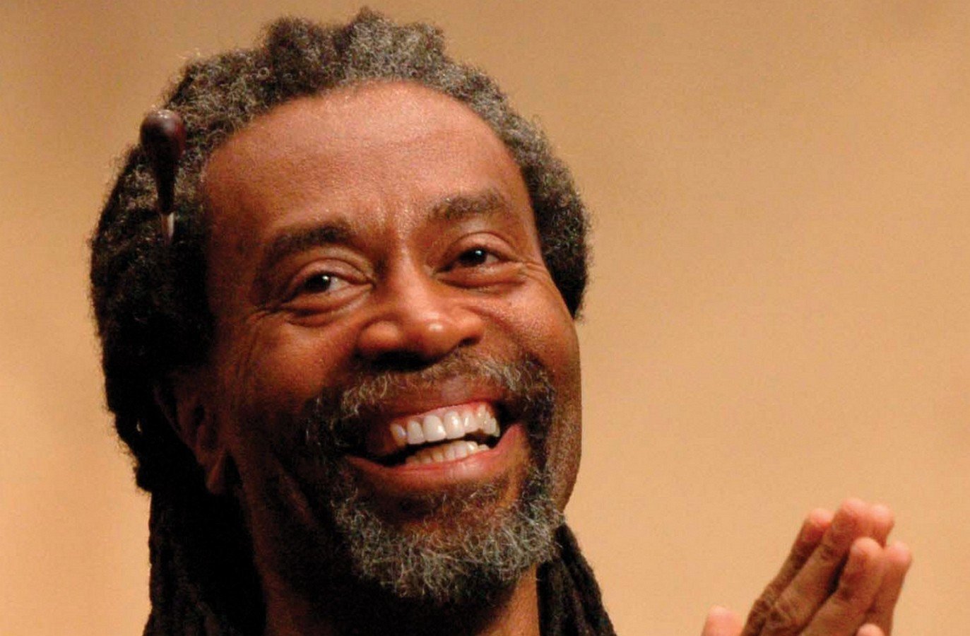 Bobby mcferrin be happy. Бобби Макферрин. Bobby MCFERRIN 2022. Бобби Макферрин американский певец. Don’t worry, be Happy Бобби Макферрин.