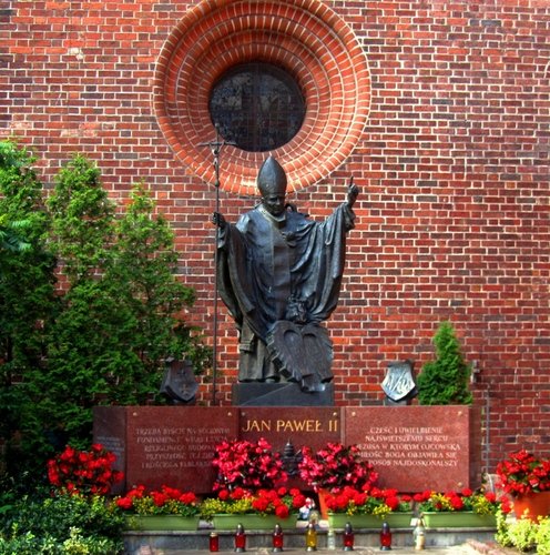 Святой (Памятник Иоанну Павлу II)
