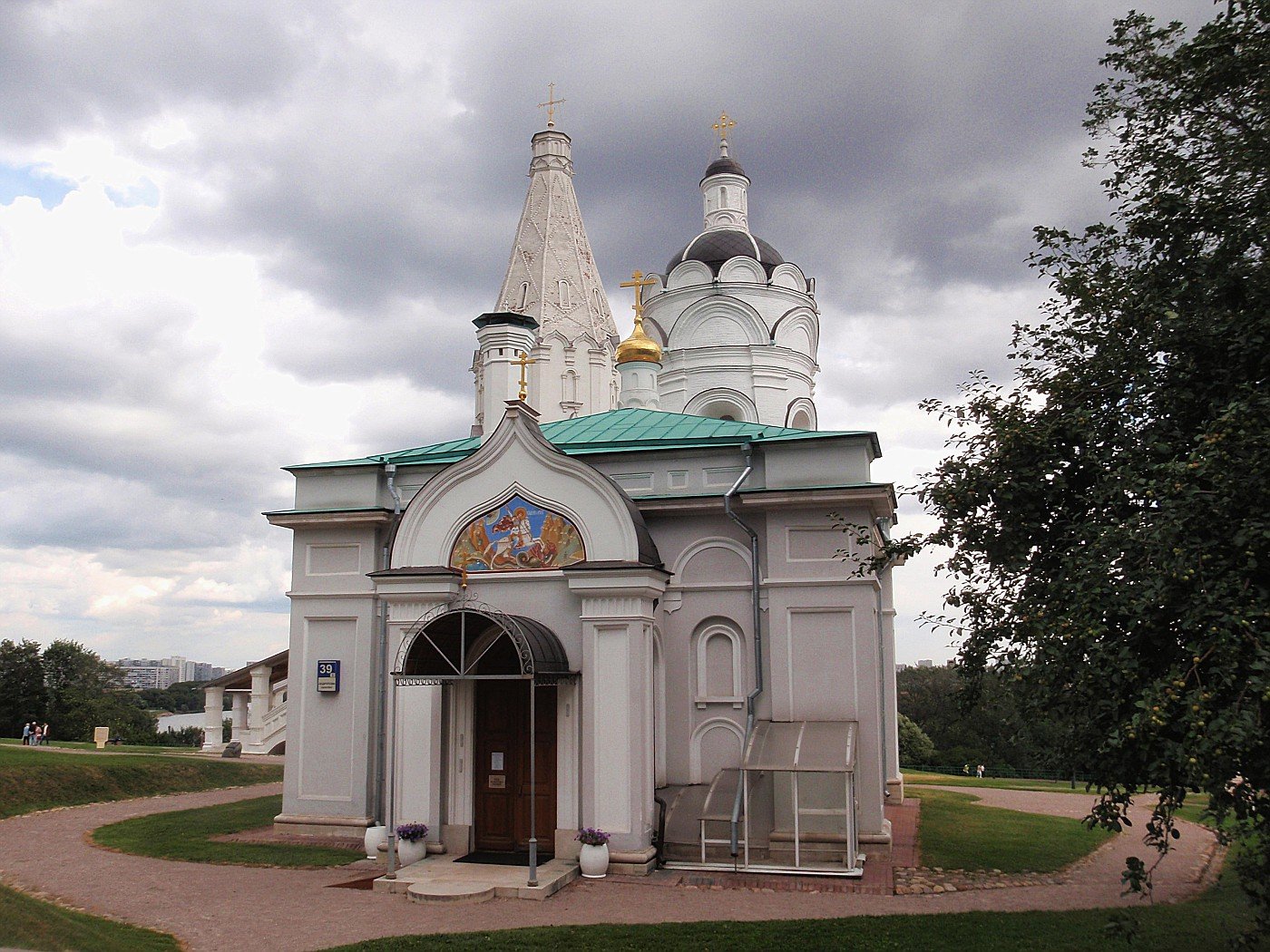 Храм в коломенском парке. Церковь Покрова в Коломенском. Храмы в Коломенском парке названия и фото. Парк Коломенское песок.