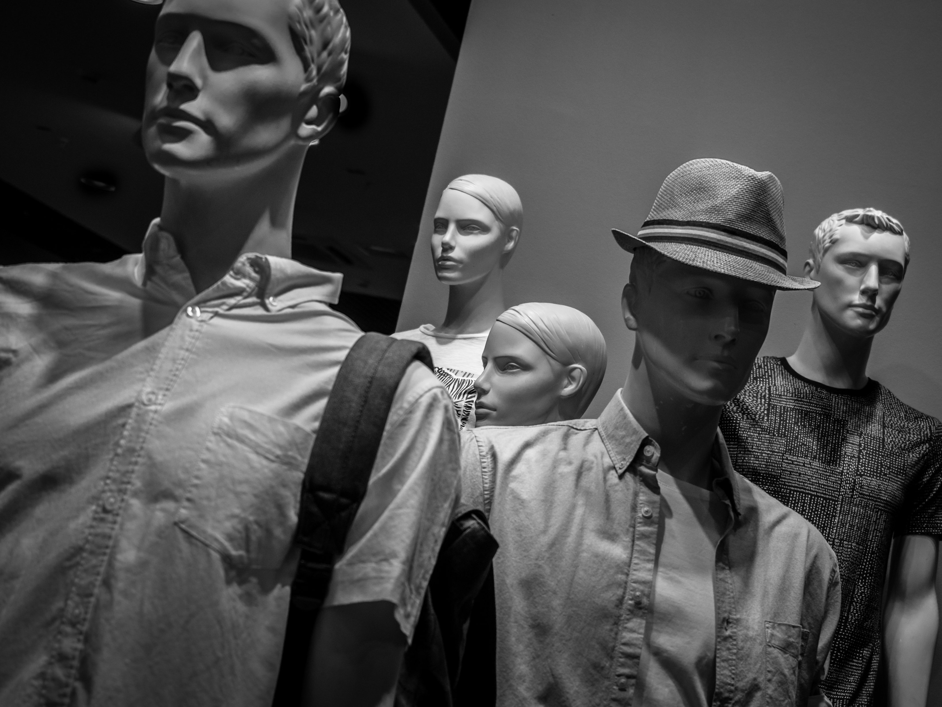 тихо плачет манекен с человеческим лицом. Danilow (1934 – 1966). куклы марины бычковой. тихо плачет манекен с человеческим лицом. кукла с нечеловеческим лицом.