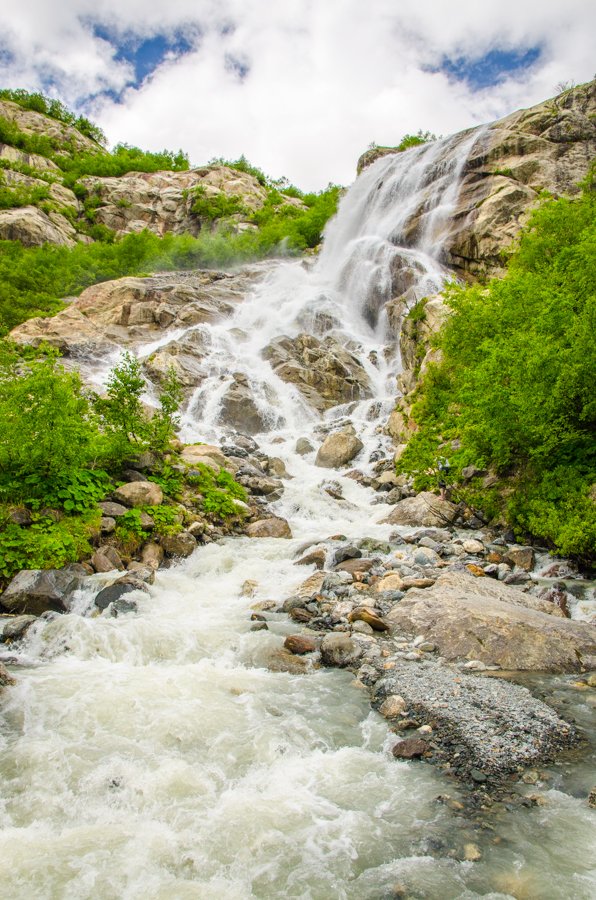 Алибекский водопад осенью