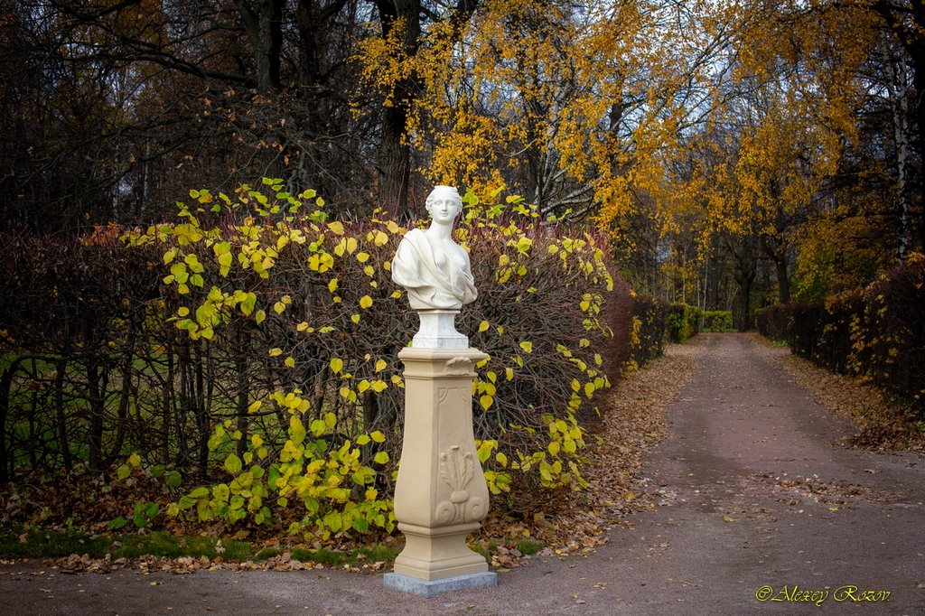 Аллея статуй. Усадьба Кусково скульптура. Осенние скульптуры Таганрога. Парк дворца Меньшикова скульптура осень. Аллея со скульптурами осень.