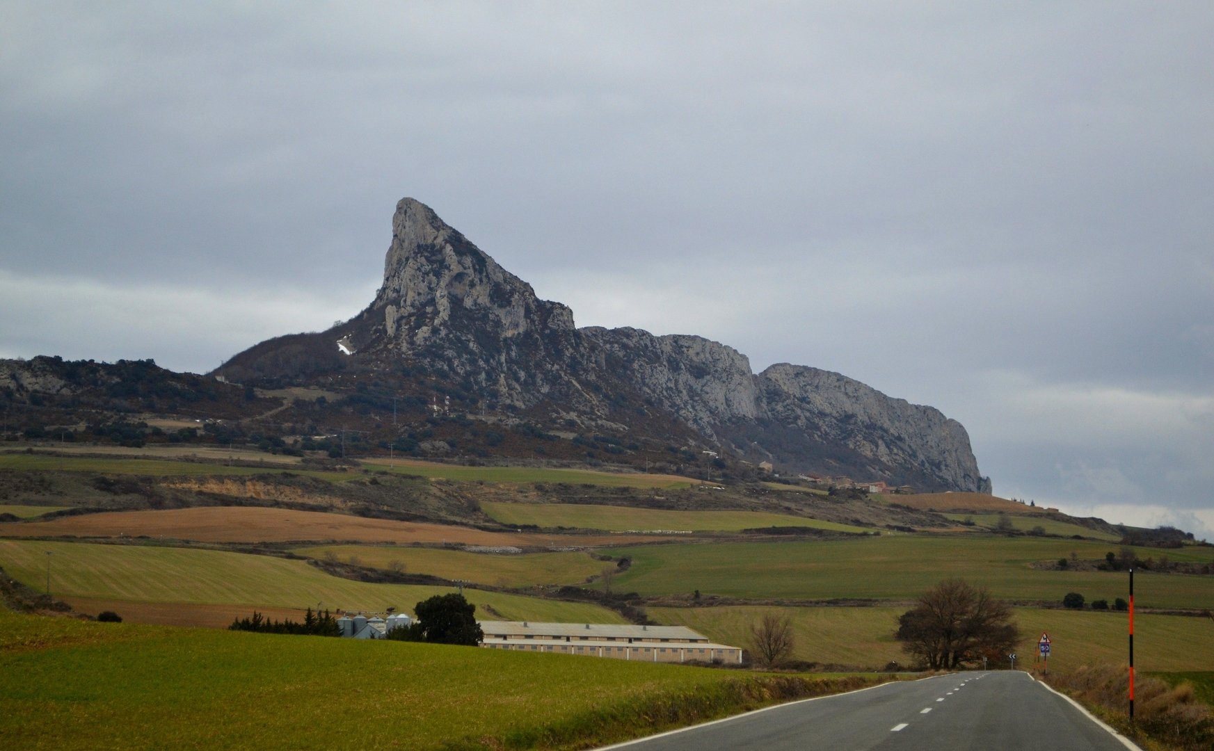 Спящий лев улан удэ. Самые красивые фото хабаровск утёс. Омулёвка гора спящий лев. Гора спящий лев тарбагатай. Гора спящий лев тарбагатайский район.