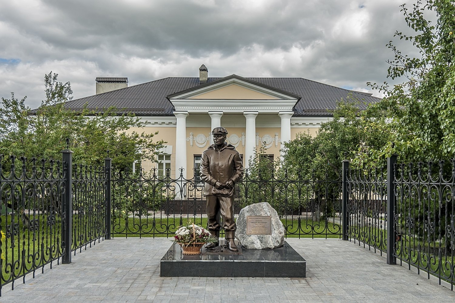 Памятник Шумейко Губкин