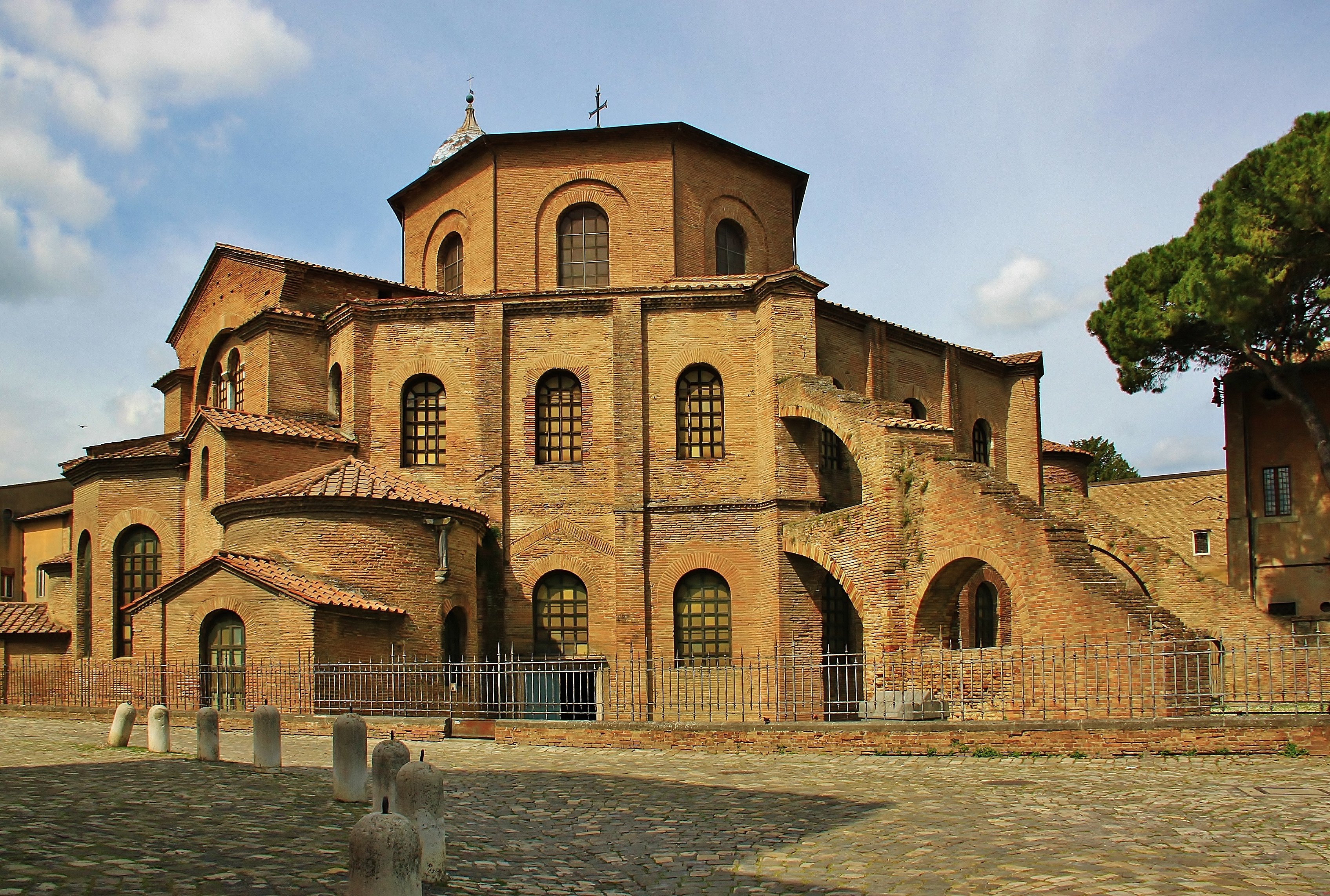 Church of san. Базилика Сан-Витале, Равенна, Италия. Базилика Сан-Витале, Равенна, Италия архитектура. Церковь Сан Витале в Равенне. Базилика св Виталия в Равенне.