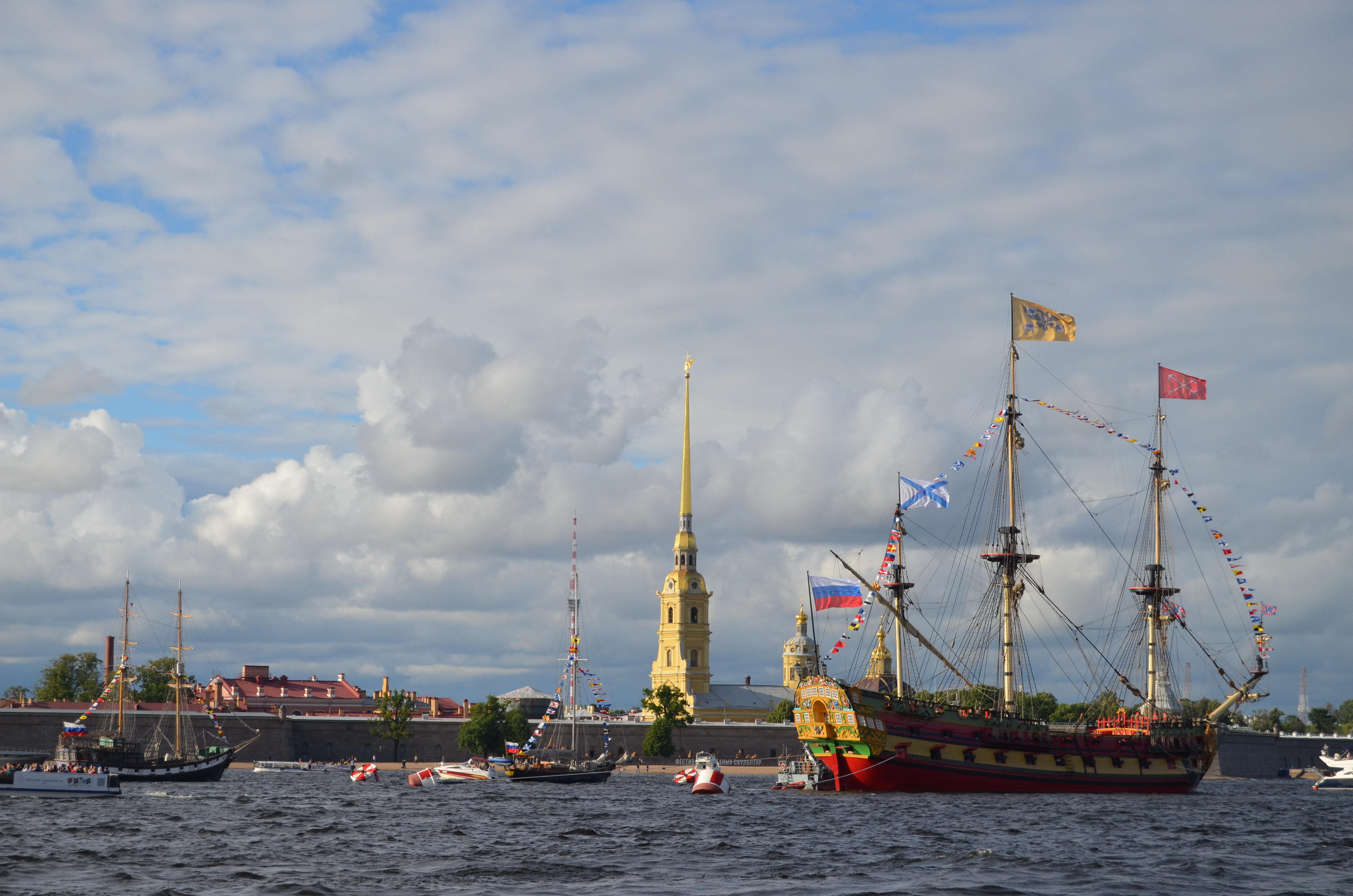 Остров царя. Петропавловская крепость 6 августа. Куртина Петропавловской крепости. Петропавловская крепость ограда. Аудиогид Петропавловская крепость.