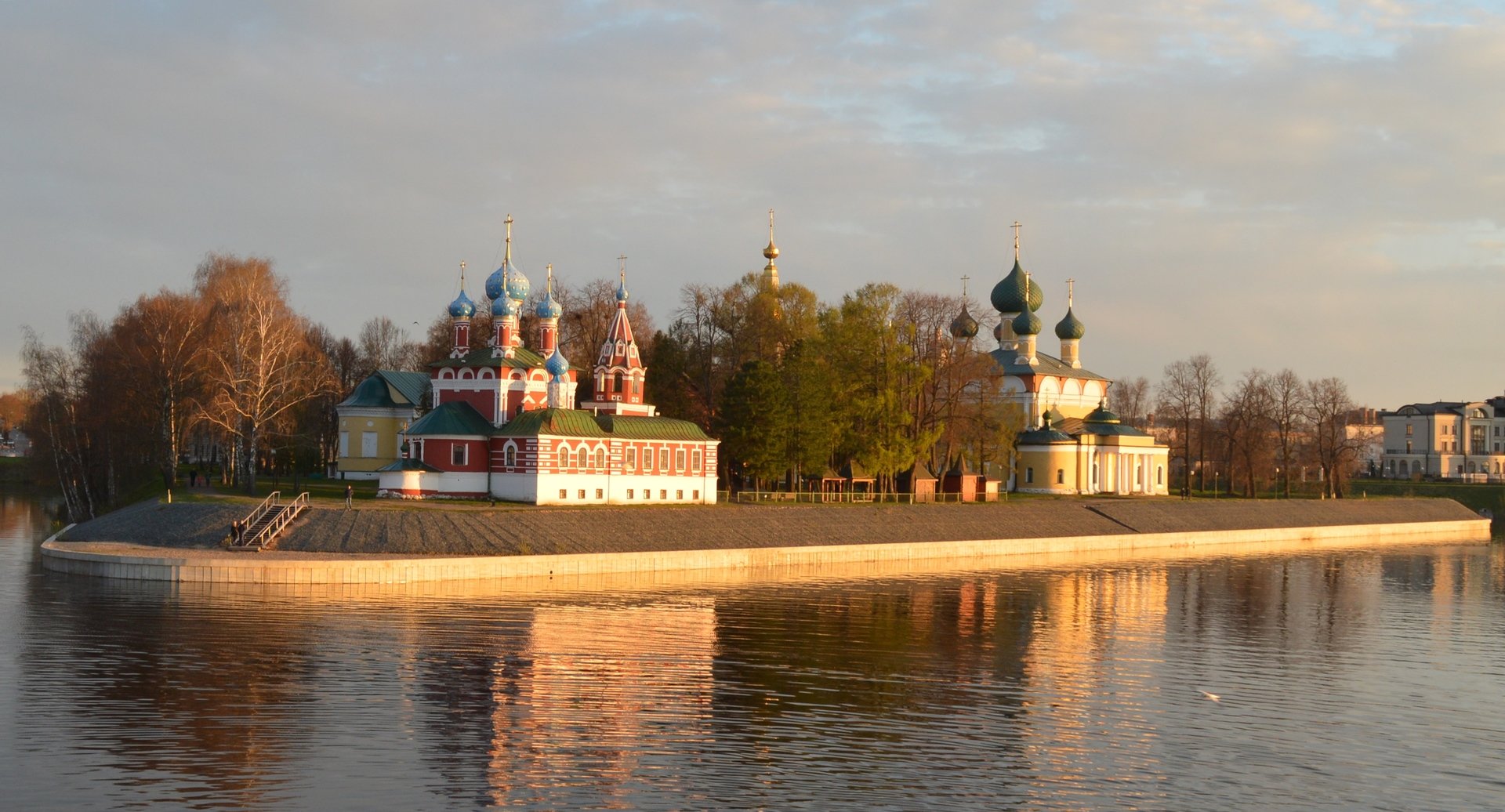 Угличский Кремль в Угличе освещен