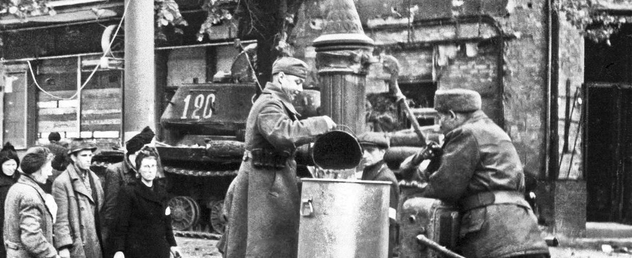 Берлин 5 мая укажите год. Берлин 1945 фото в цвете. Бр-5 в Берлине. Снимок 1945 года в Берлине солдат и велосипед. Берлин 1945 на рабочий стол.