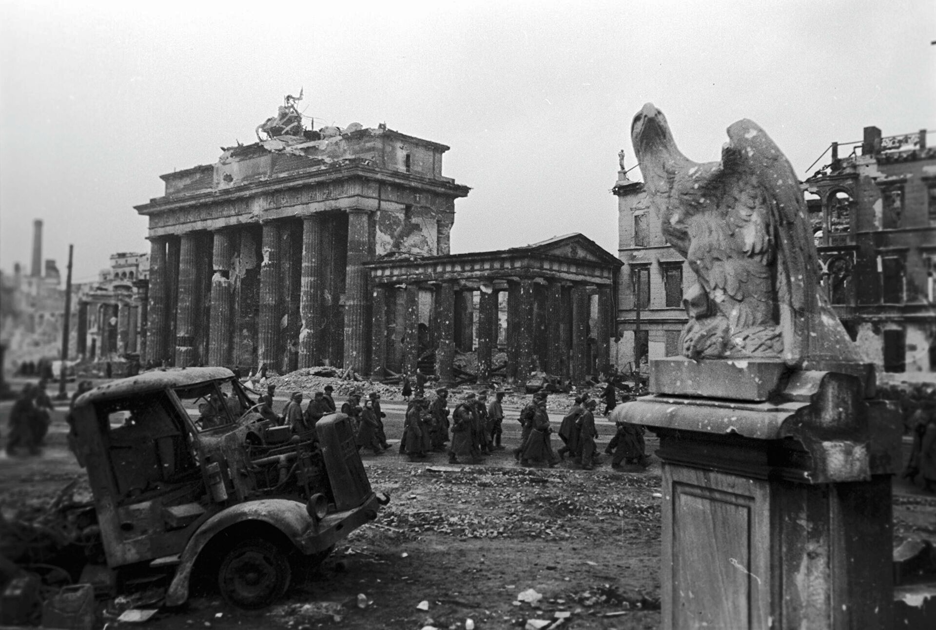 Берлин 5 мая 1945. Бранденбургские ворота Берлин 1945. Берлинбрандербурские ворота 1945. Бранденбургские ворота в Берлине 1941. Бранденбургские ворота Берлин после войны.