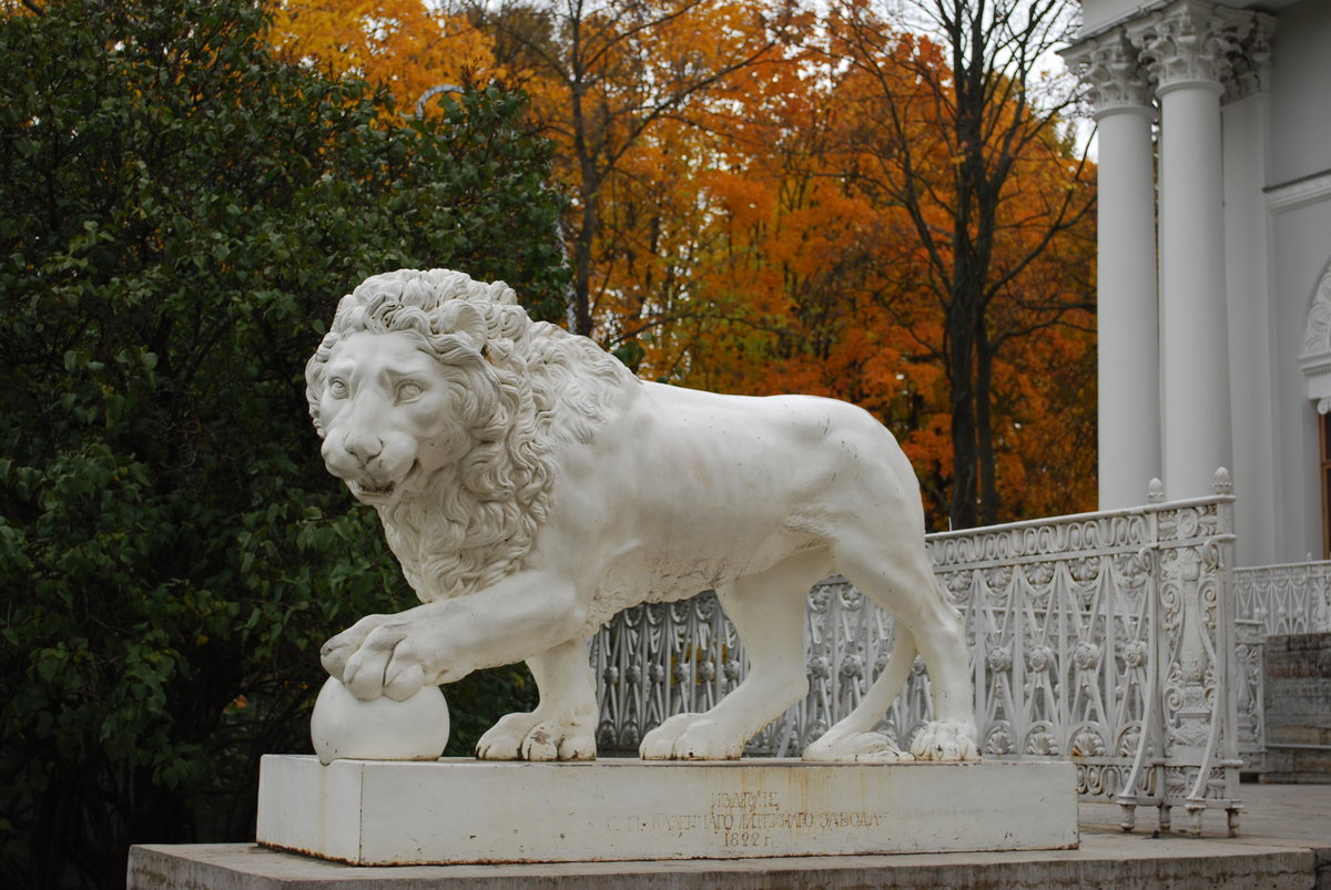 Львы у елагина дворца