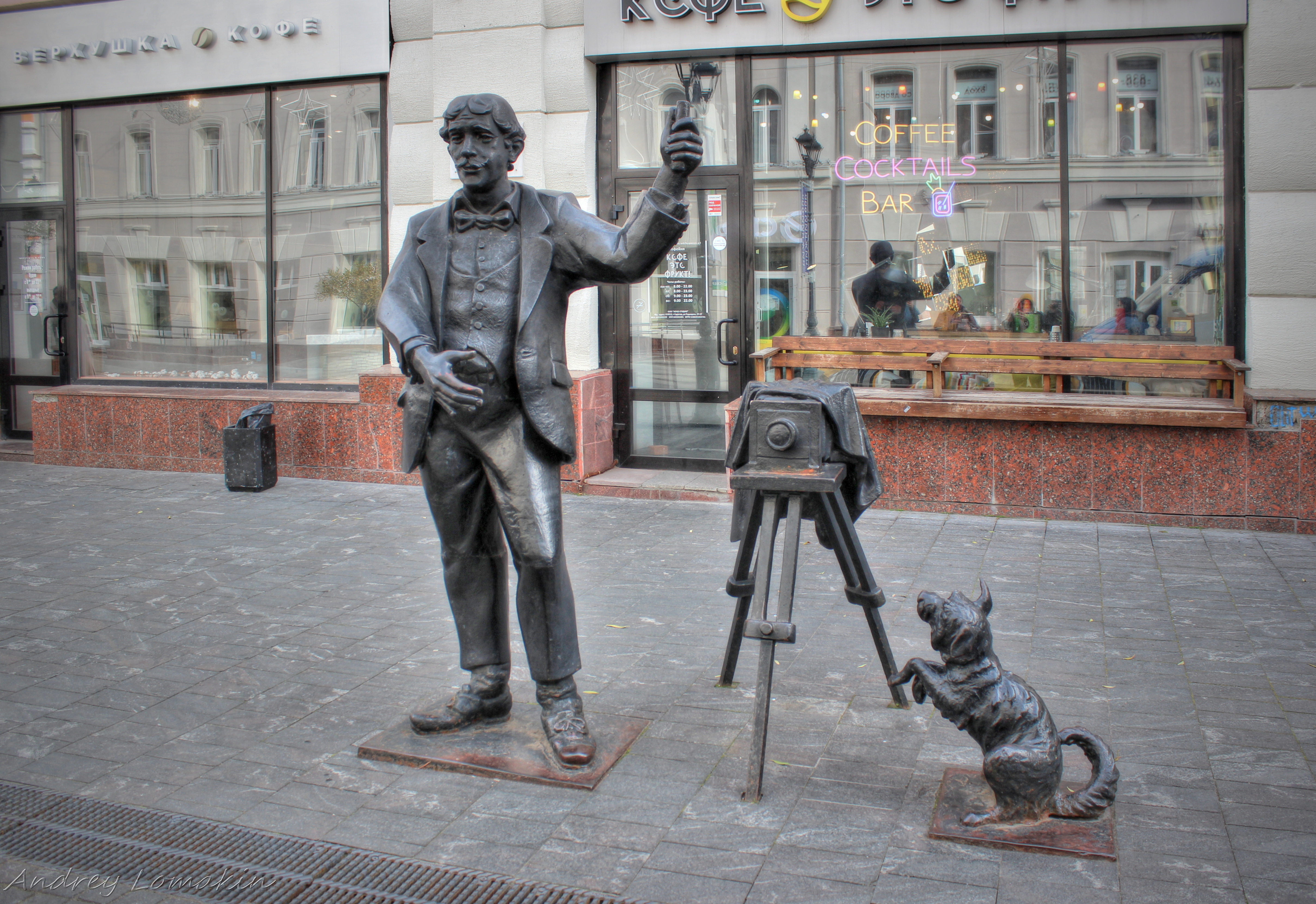 Памятник фотографу. Памятник фотографу в Нижнем Новгороде. Памятник фотограф с собачкой в Нижнем Новгороде. Памятник фотографу в Омске. Памятник фотографу в Абакане.