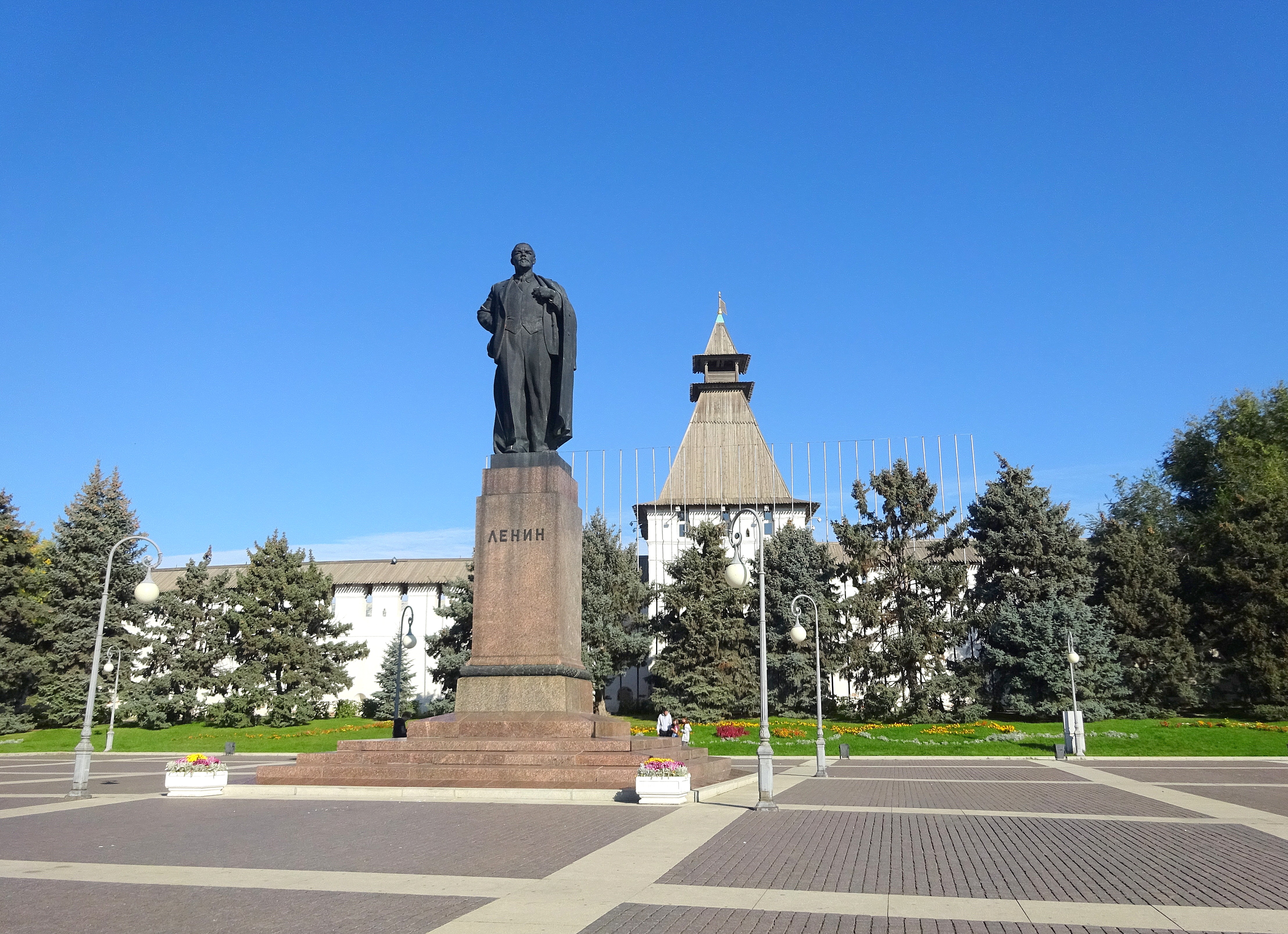 Площадь ленина москва. Площадь Ленина Астрахань осень.