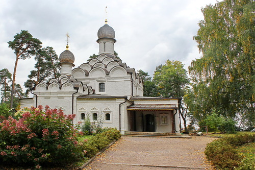 храм Архангела Михаила ,осень в Архангельском