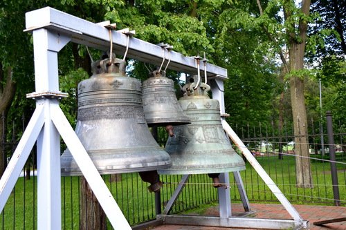 Колокола Успенского собора в Ярославле. Поющие колокольчики во дворе.