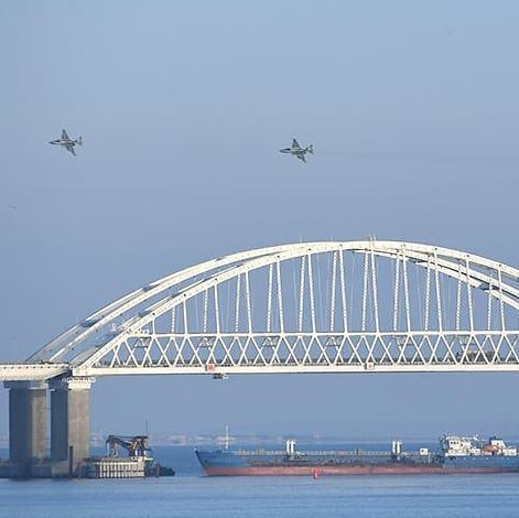 Российские самолёты над Крымским мостом
