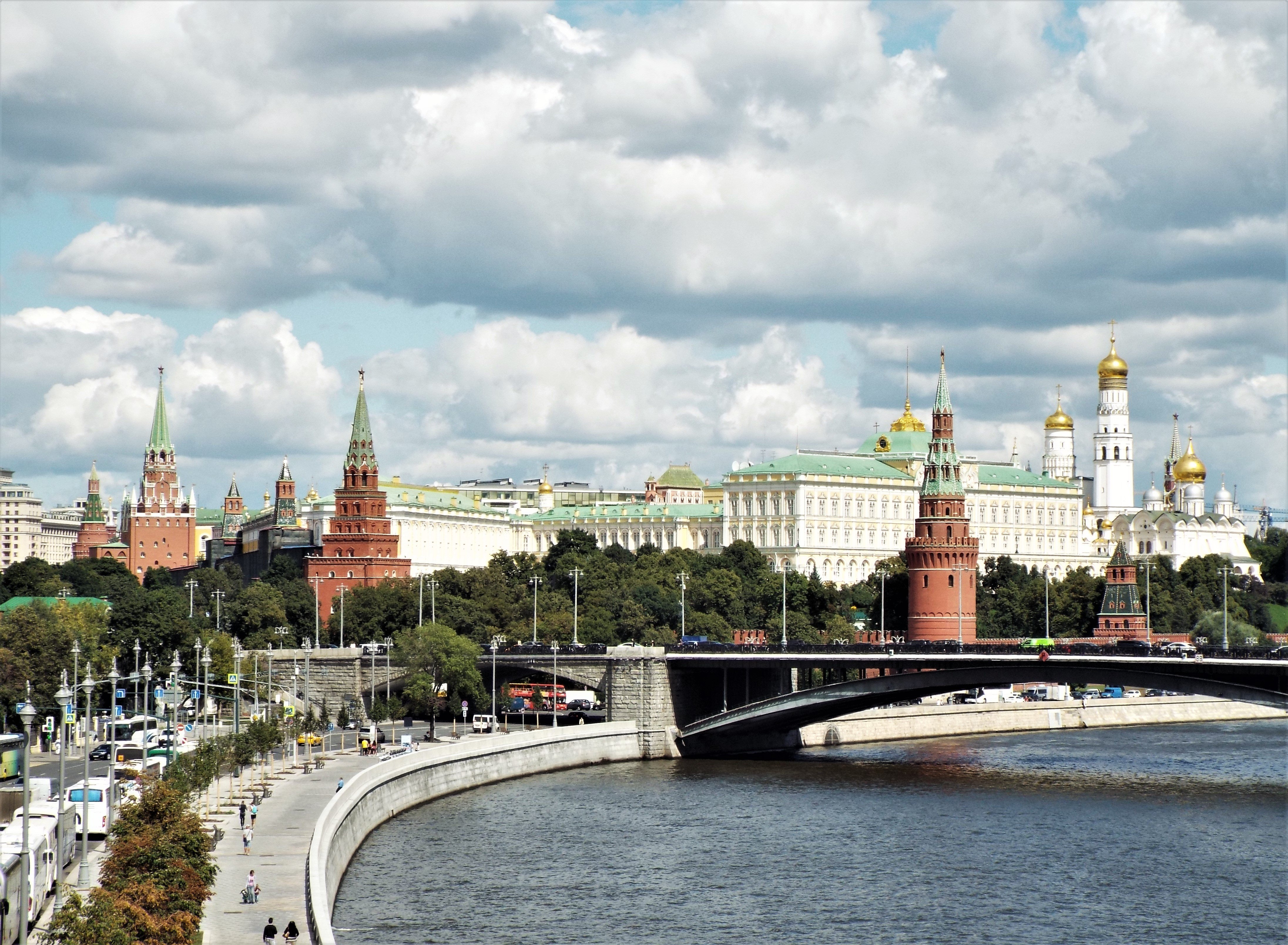 Москва река где. Москва Кремль Москва река. Достопримечательности Москвы Москва река. Вдоль Москвы реки. Река Москва около красной площади.