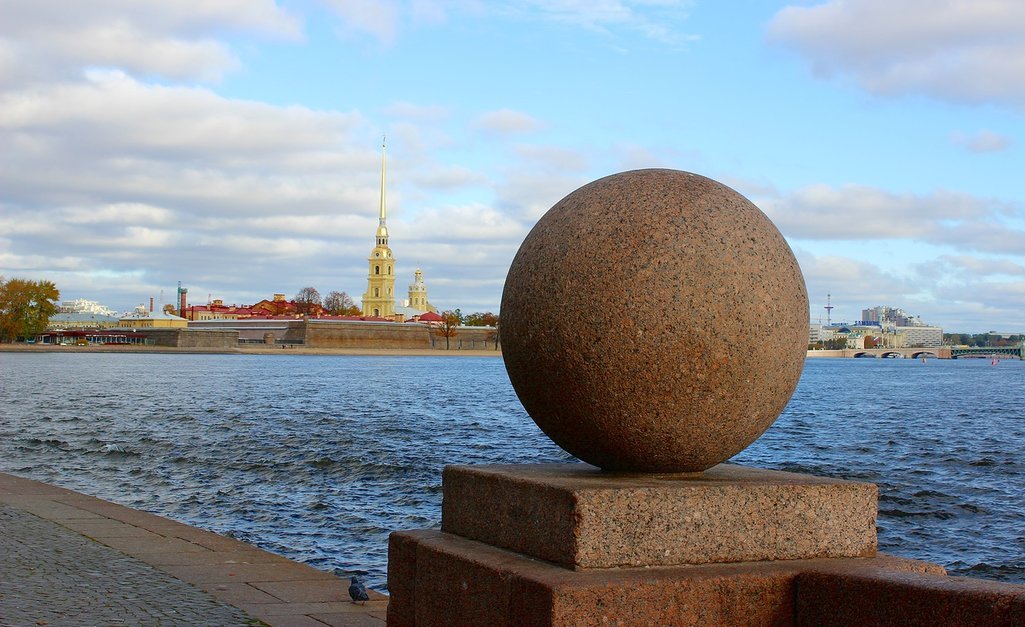 Шары санкт петербург. Гранитный шар в Питере на набережной и Петр. Гранитные шары на набережной. Памятник в виде шара в СПБ. Шары из гранита в Питере.