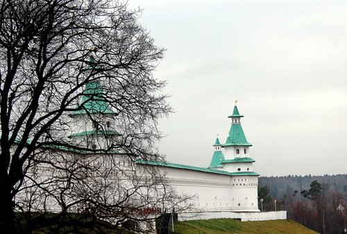 стена и башни монастыря
