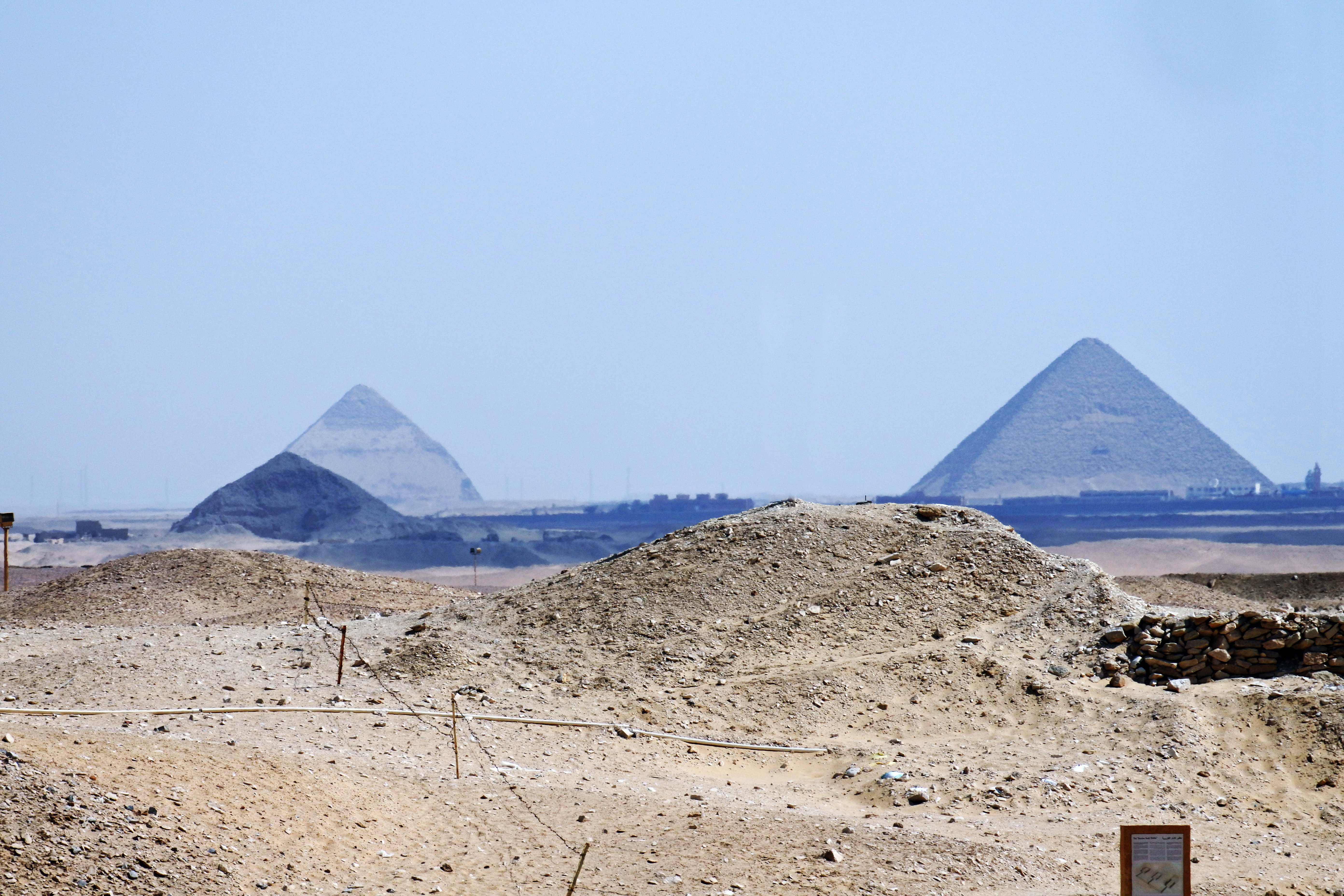 Пирамида Снофру в Дахшуре. Красная пирамида Снофру в Дашуре. Розовая пирамида Снофру. Ломаная пирамида Снофру. Пирамида снофру имеет 220 104 55