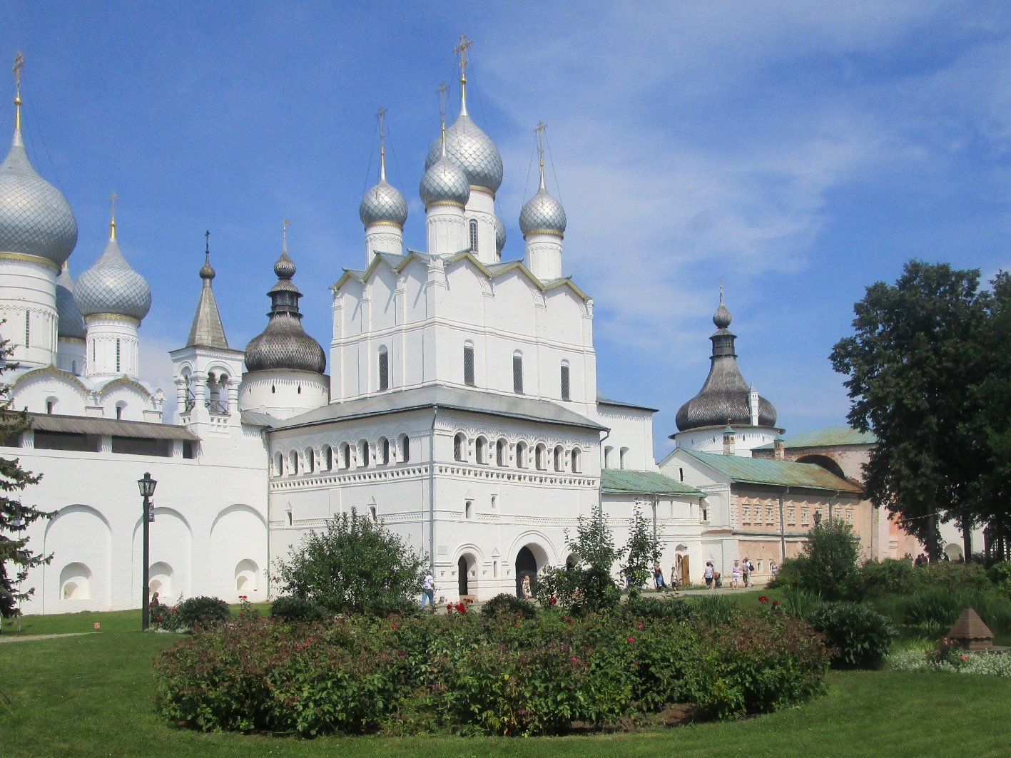 Великий свежий. Ростов Великий храмы. Церковь в Ростове Великом. Храм на Радищева в г.Ростове Великом. Ростов надвратная Церковь Воскресения людьми.