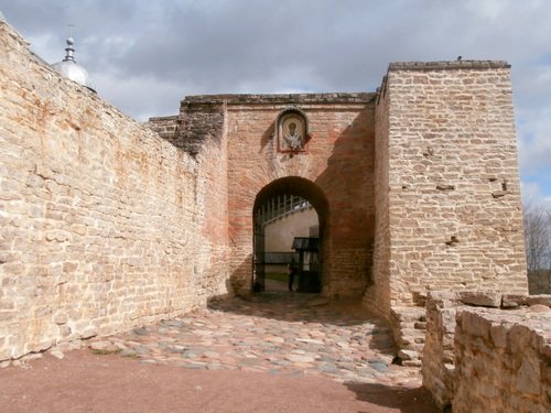 Вход в Изборскую крепость