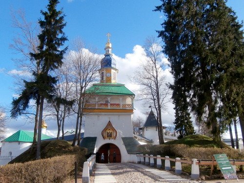 Ворота в Псково - Печерский монастырь