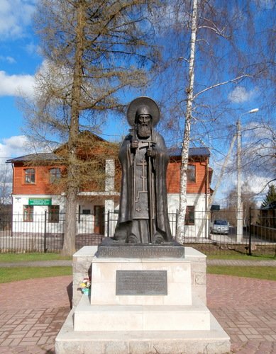 Памятник основателю Псково - Печерского монастыря
