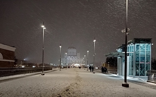 Снегопад на мосту