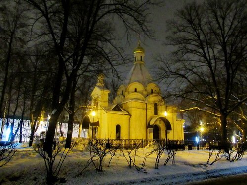 Храм у древних стен монастыря