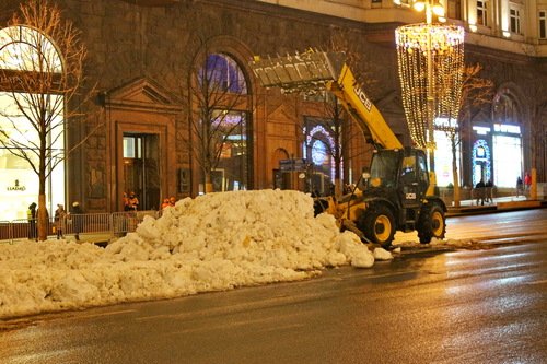 Во всей Москве ни снежинки, а на Тверской сугробы!