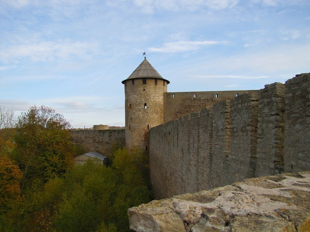 Крепость на реке. Ивангородская крепость 1492. Ивангород на Нарве 1492. Ивангородская крепость Эстония. Ивангородская крепость граница.