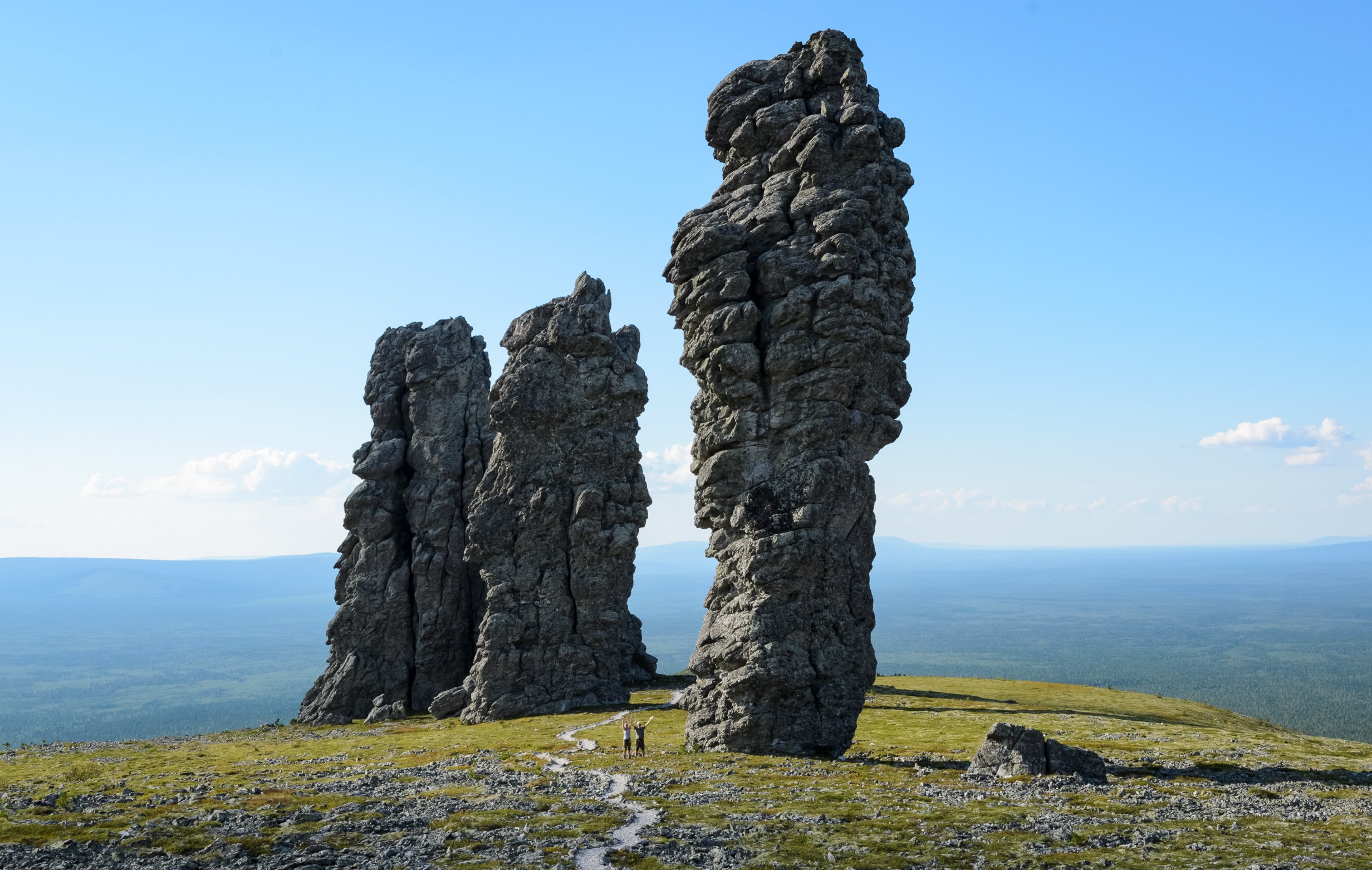 6 столбов. Печоро-Илычский заповедник маньпупунёр. Северный Урал Печоро Илычский заповедник. Заповедник плато Маньпупунер. Заповедник столбы выветривания.