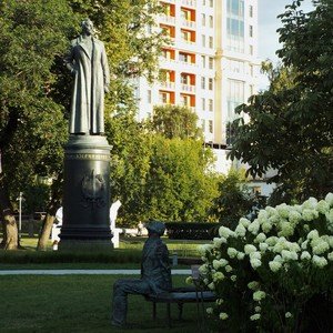 Кому - стоять, кому - сидеть...