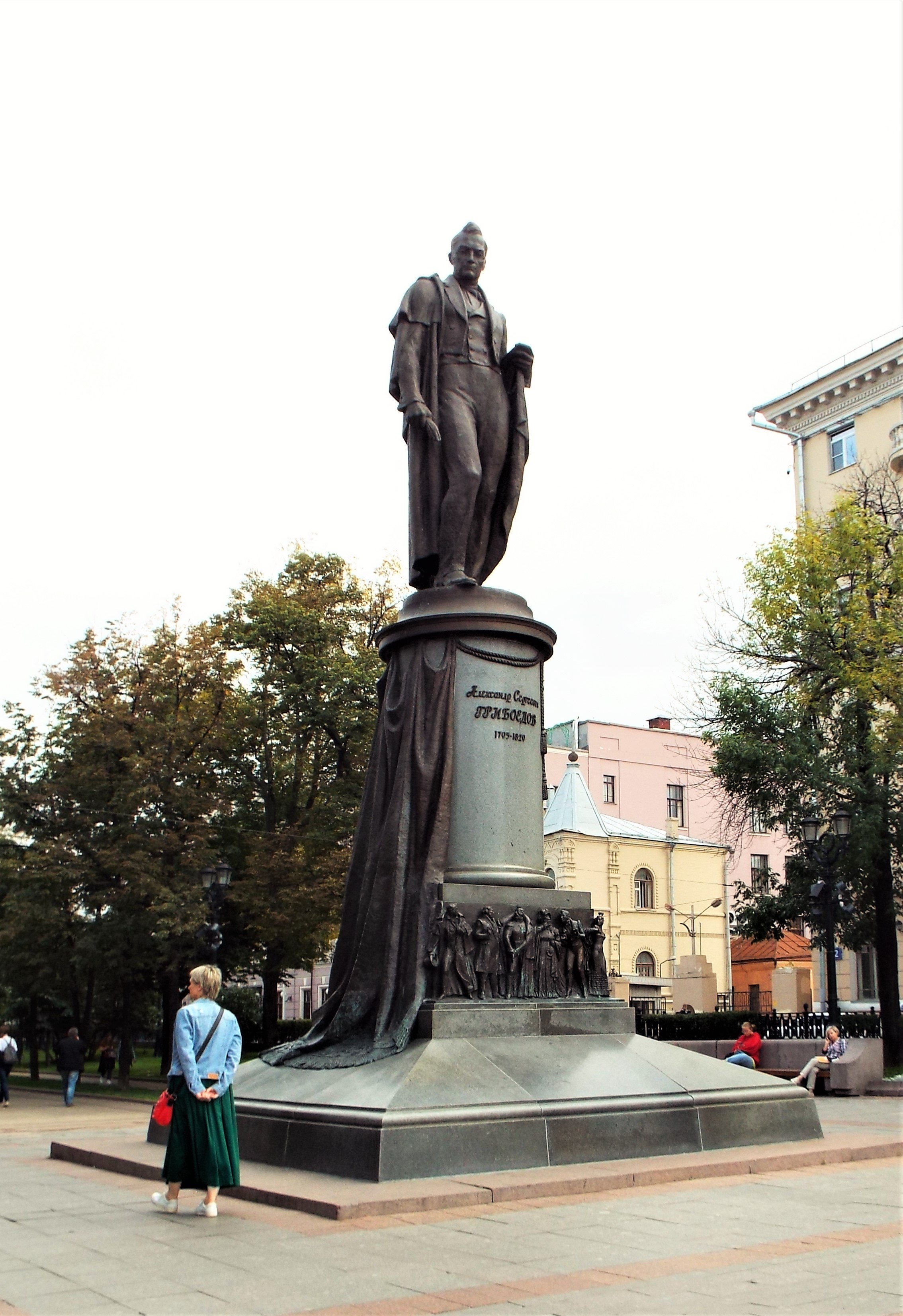 Чистопрудный бульвар памятник. Чистопрудный бульвар памятник Грибоедову. Метро чистые пруды памятник Грибоедову. Памятник Александру Грибоедову на Чистопрудном бульваре. Памятник Грибоедова Москва.