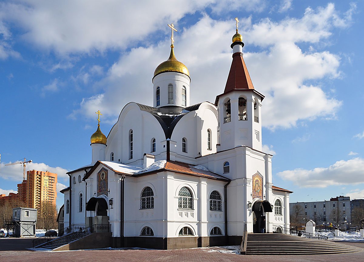 Храмы реутова. Реутов храм. Храм в Реутово Казанской. Церковь Реутов парк. Реутов храм Казанской иконы.