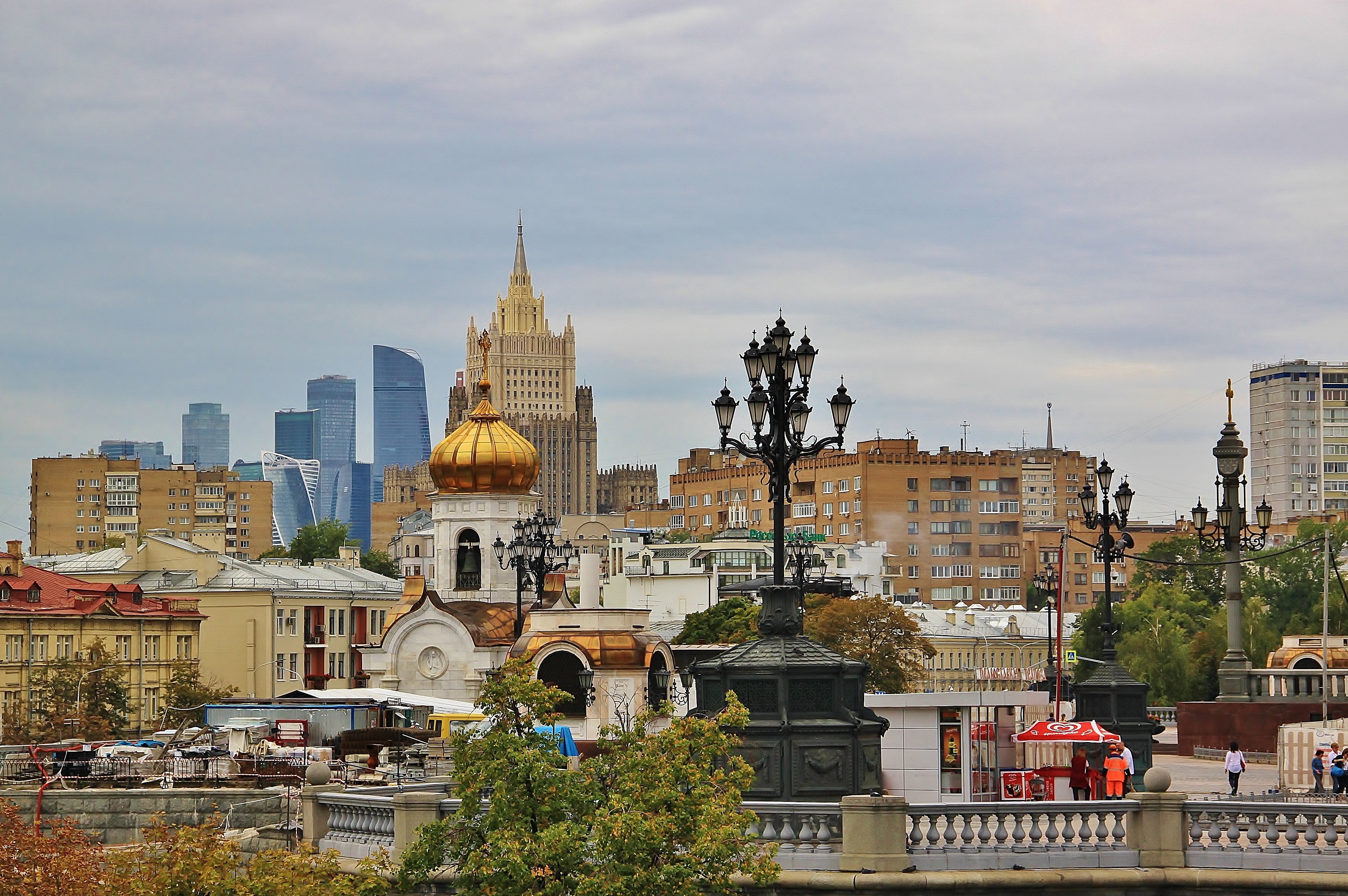 Москва разных лет. Такая разная Москва. Россия в одном кадре. Москва разные картинки. Москва она разная.