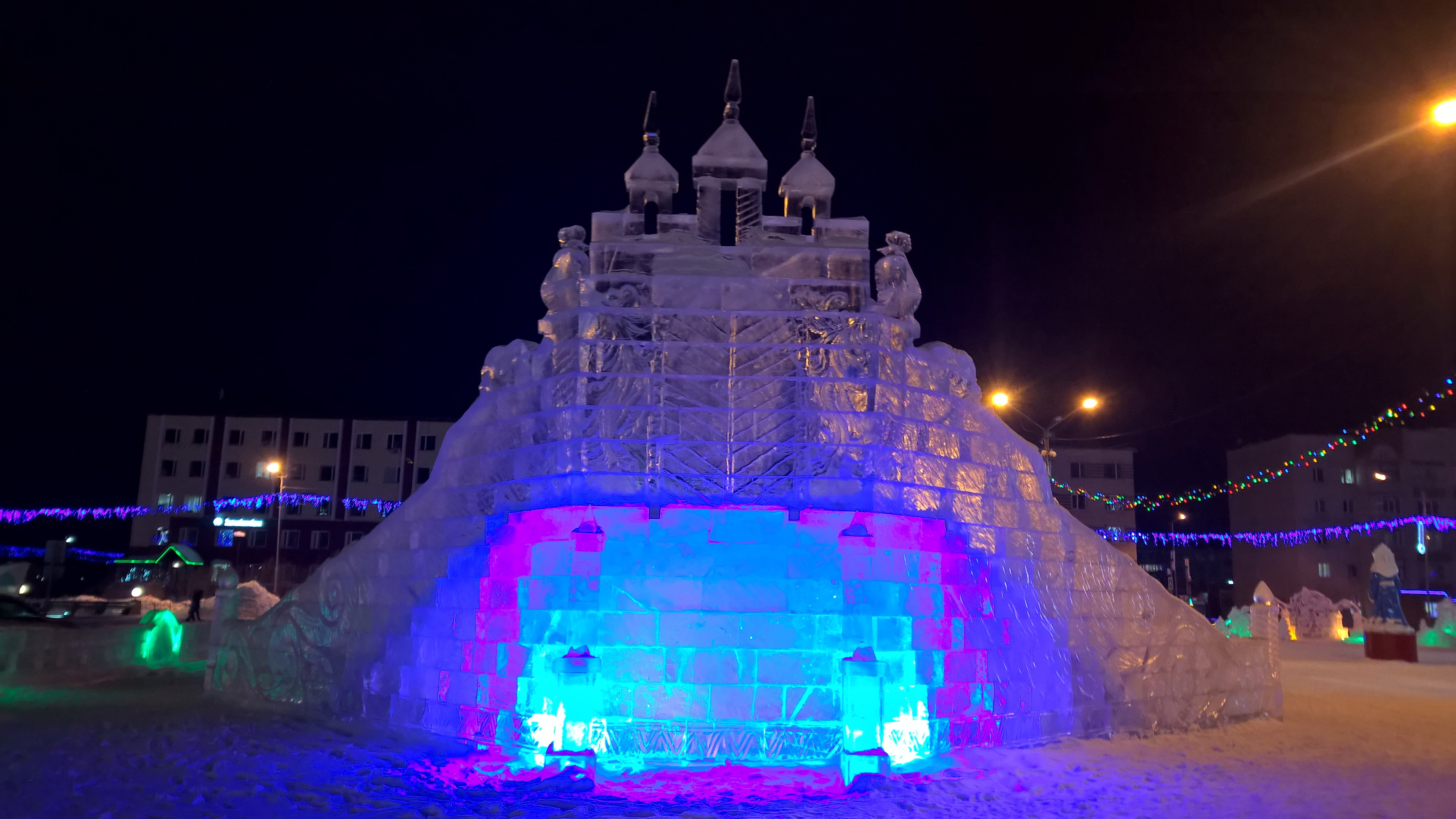 Ледовый городок в манжероке 2024. Новоорский Ледовый городок. Ледяной городок в Нефтеюганске 2000. Горка ледового городка возле ТКЦ "Братск-арт. Ледяной городок.