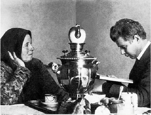 Сергей Есенин с матерью, Татьяной Федоровной, 1924 год.