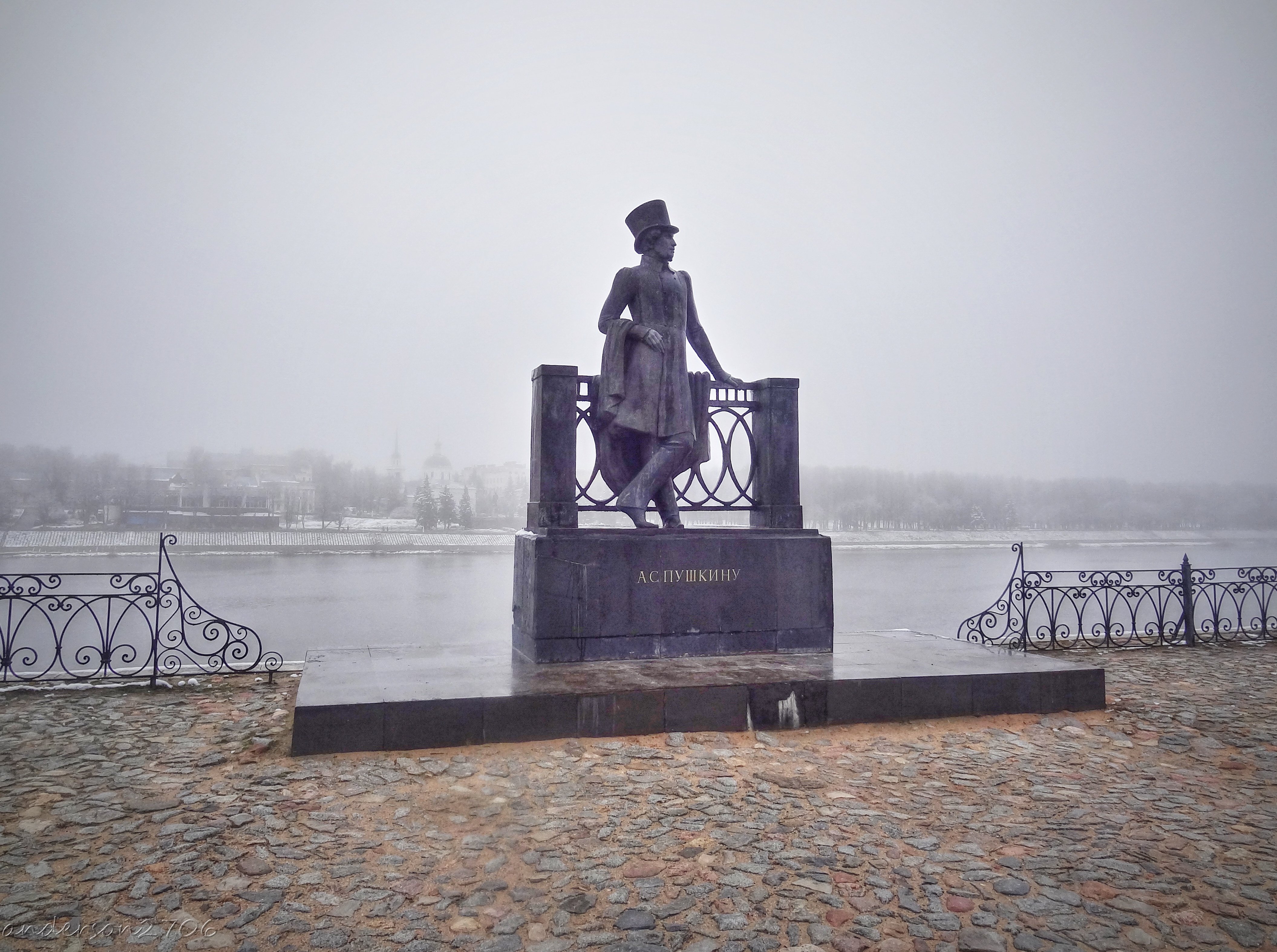 Памятник Пушкину в Твери на набережной
