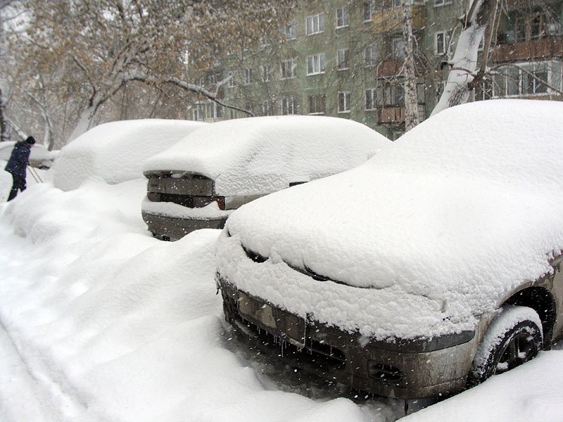 Там снежок. Машины в снегу во дворе. Машина под снегом. Машина вся в снегу. Машина под снегом во дворе.