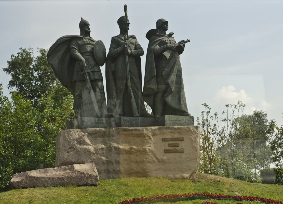 Памятник защитникам. Памятник защитникам земли Российской. Памятник защитникам земли Российской скульптор а Бичуков. Заокский район памятник «защитникам веры и земли русской». Памятник защитникам земли русской в Москве.