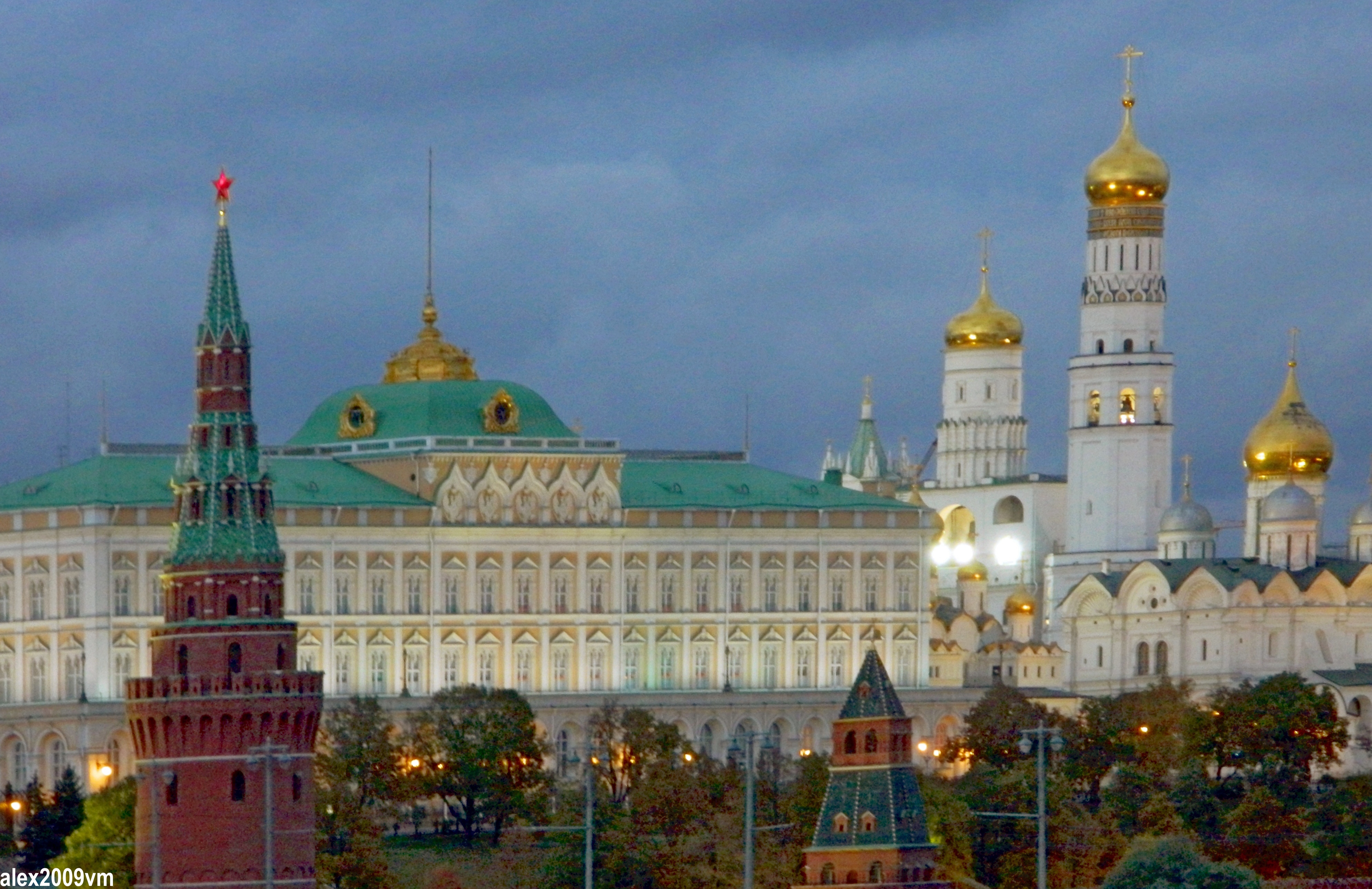 Московский кремль символ россии. Кремль Москва. Здания около Кремля.