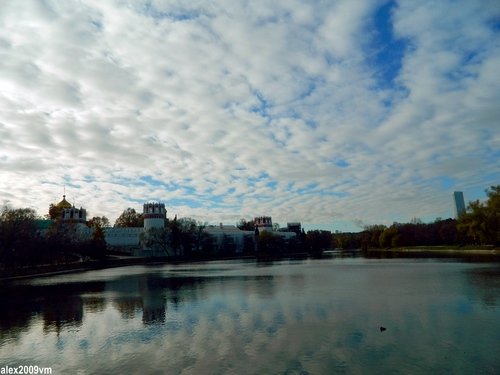 Над Новодевичьим парили облака