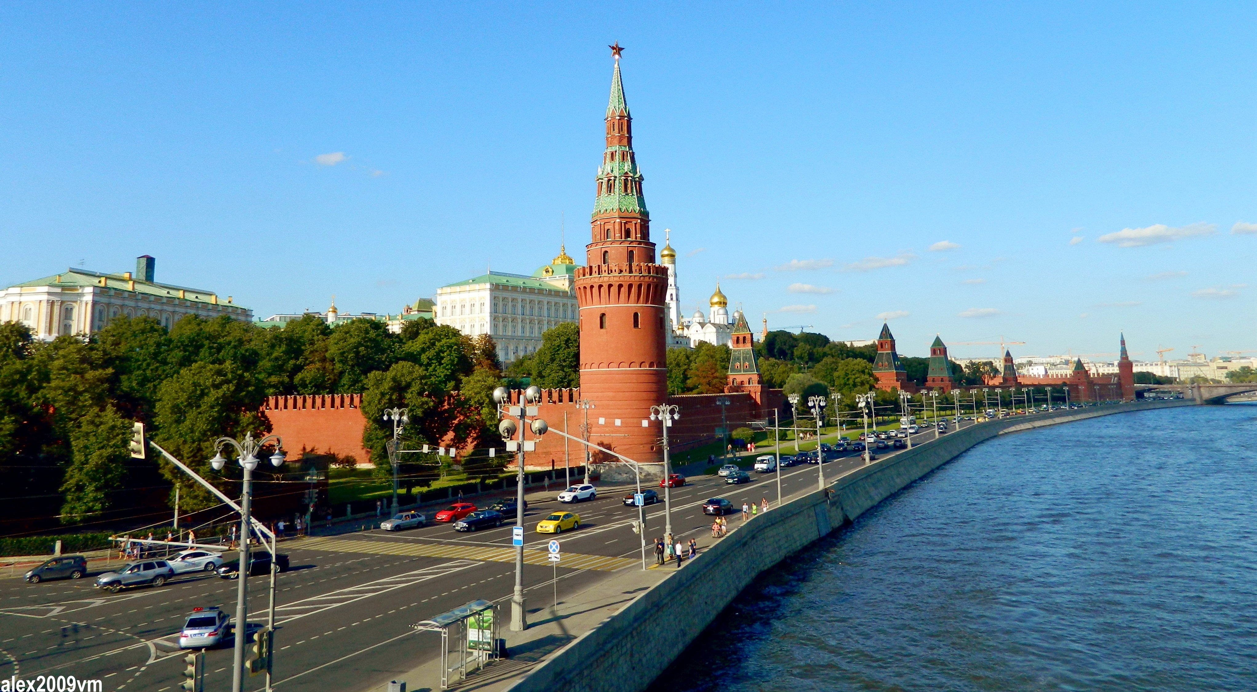 Кремлевская набережная. Фотографии Москвы летом 2021. Машины на фасаде кремлевской набережной. Кремль 2016 квм.