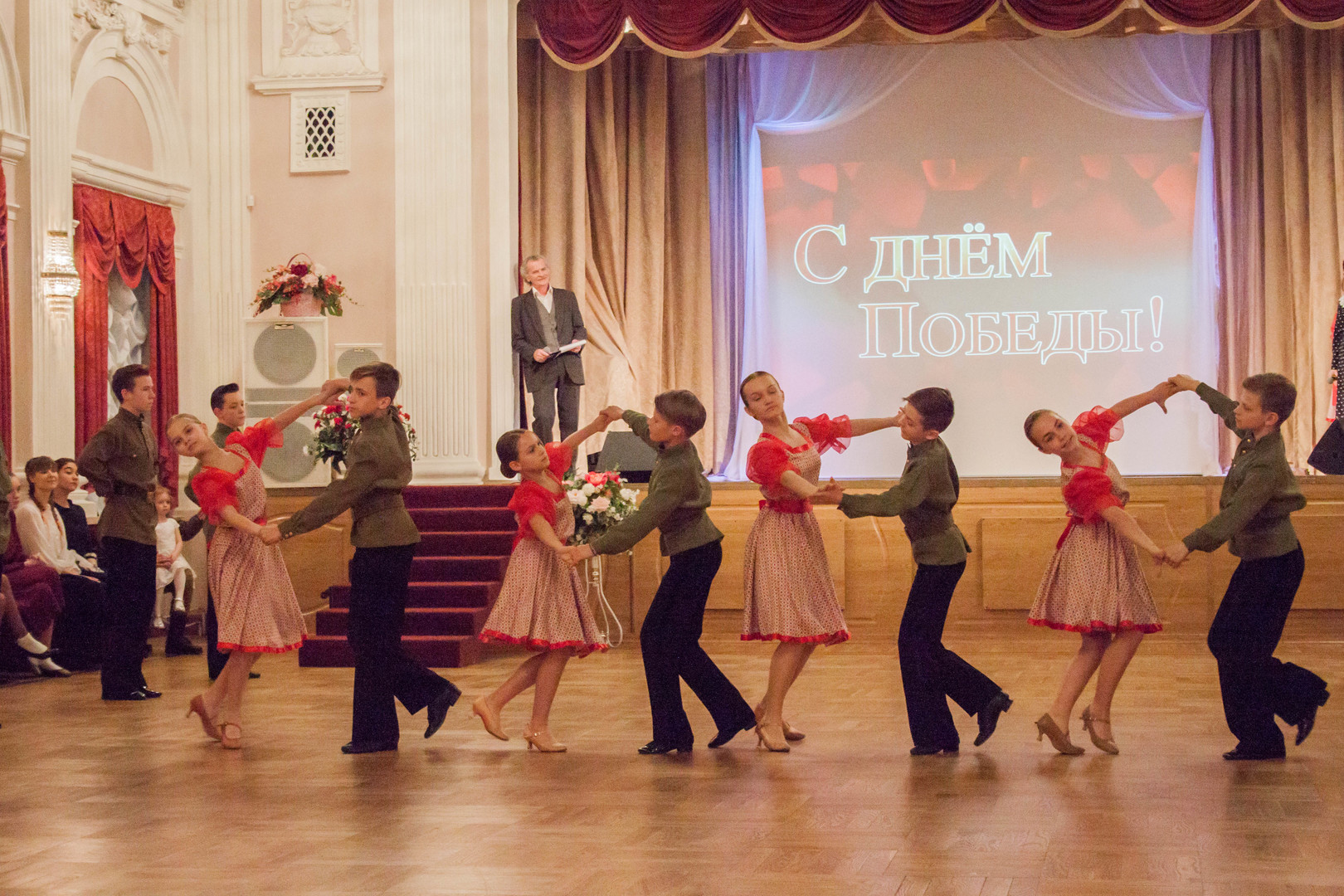 Вокально ансамбль родничок тихорецк. Эстрадно вокальный ансамбль созвучие. Ансамбли 4 класс. Ансамбли 4 класс. Костюмы для детских вокальных коллективов.