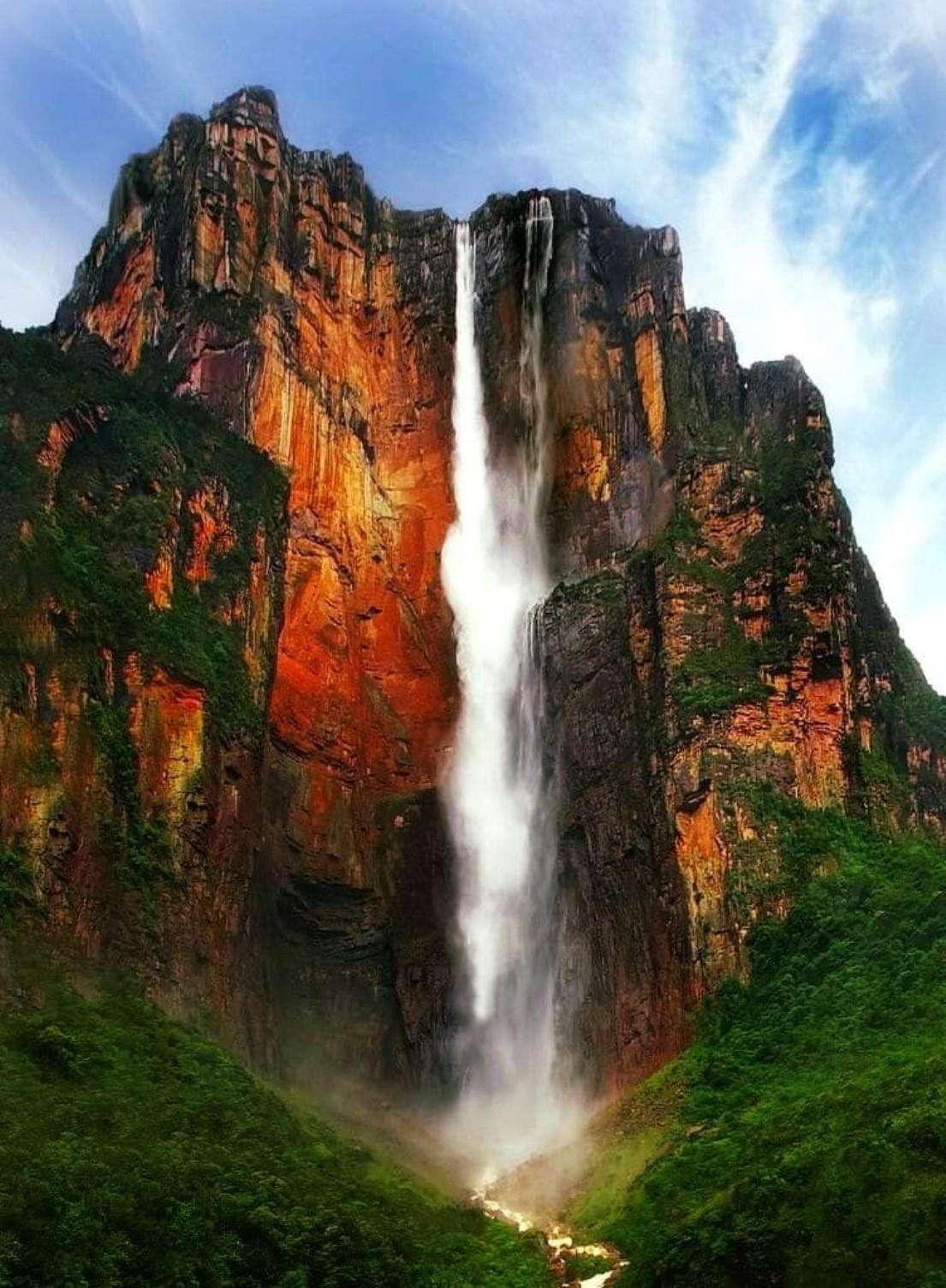Анхель, самый высокий водопад в мире, общая высота 979 метров, высота непрерывного свободного падения воды 807 метров. Находится на реке Кереп в венесуэльском штате Боливар..jpg   