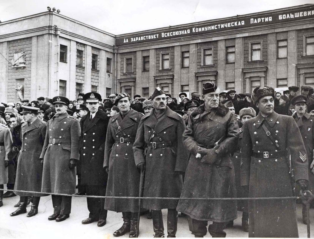 Парад 7 ноября 1941 года в самаре. 7 Ноября 1941г парад в Куйбышеве. Парад 1941 г.Куйбышев. Военный парад в Куйбышеве 7 ноября 1941. Военный парад в Самаре 7 ноября 1941.